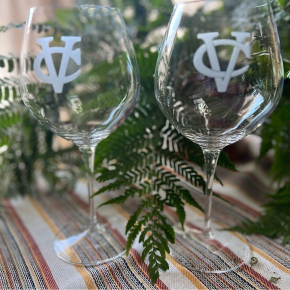 Vassar College Elegant Clear Wine Glass Set. Features two different VC logos new - Picture 2 of 4